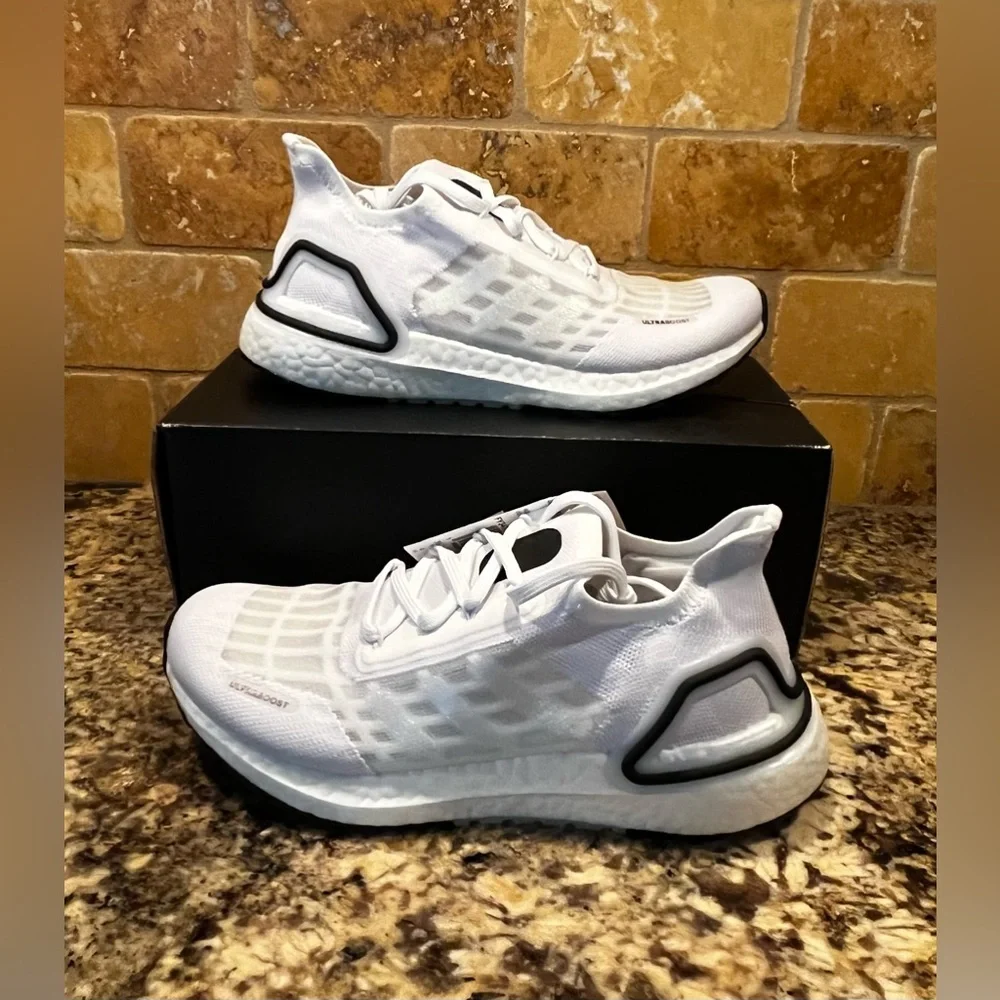 NWT Adidas Women’s 5.5/Youth 4 Ultraboost Sneaker